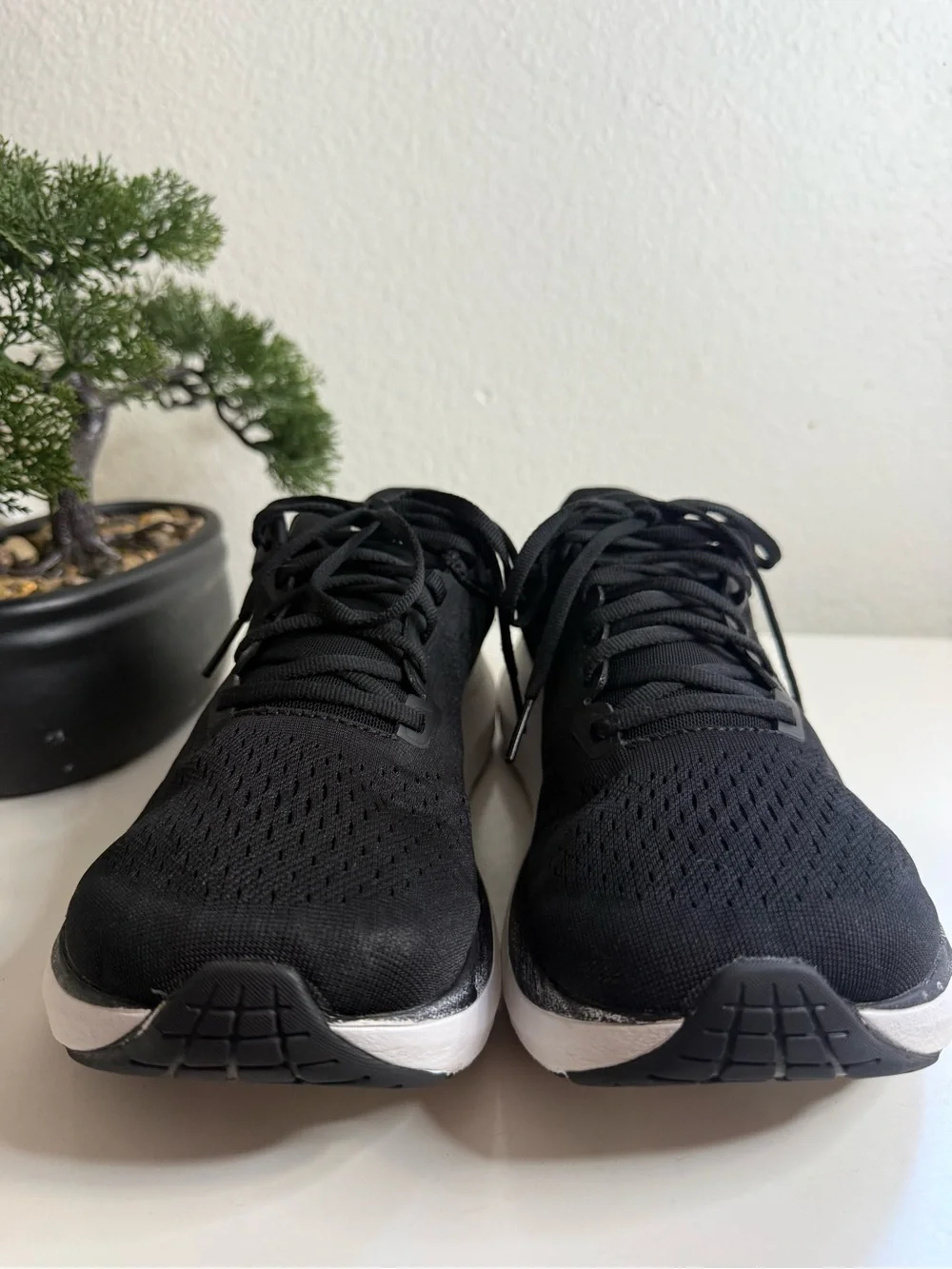Topo Athletic Phantom 3 Women size 10 black  Athletic Running Shoes